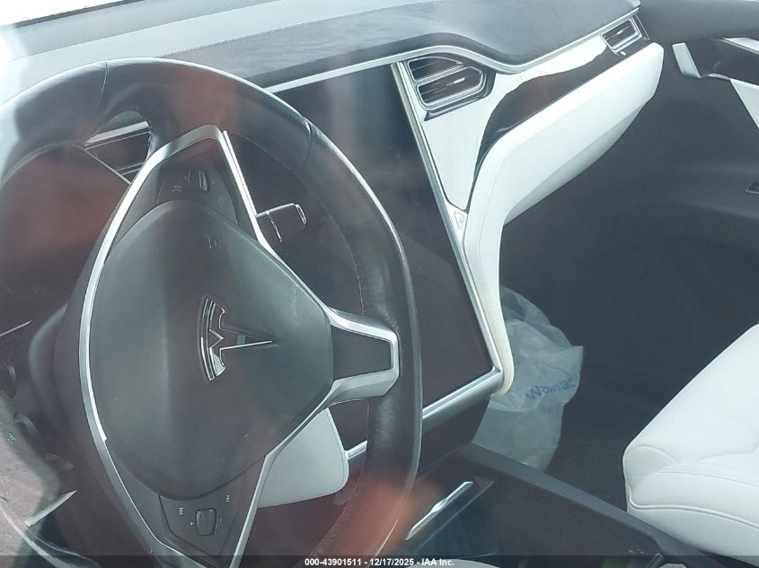 2017 Tesla Model X 100D/75D/90D VIN: 5YJXCDE21HF055836 Lot: 43901511