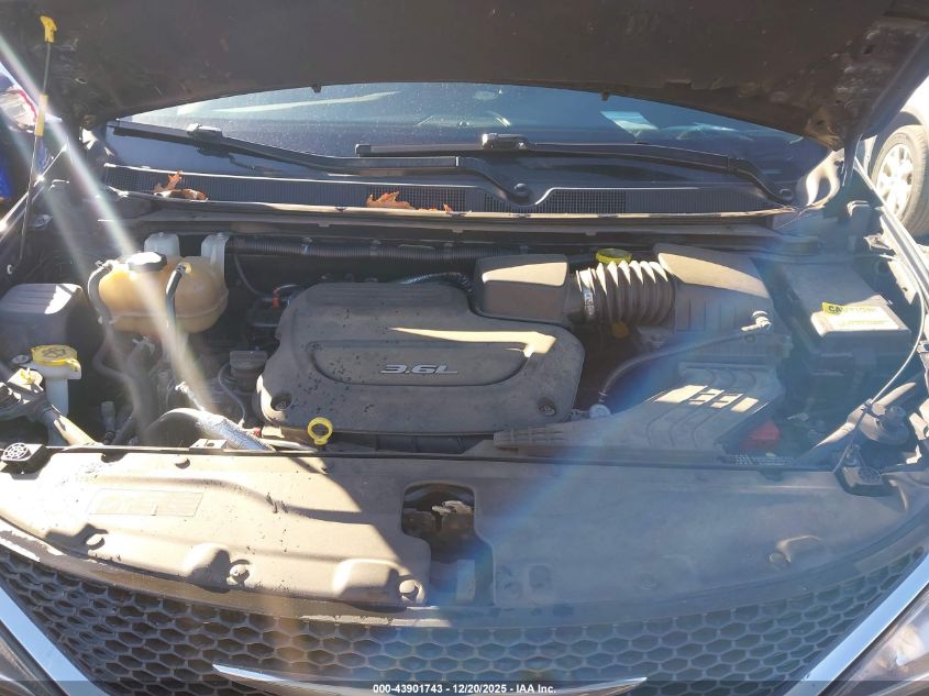 2017 Chrysler Pacifica Touring-L VIN: 2C4RC1BG7HR712294 Lot: 43901743