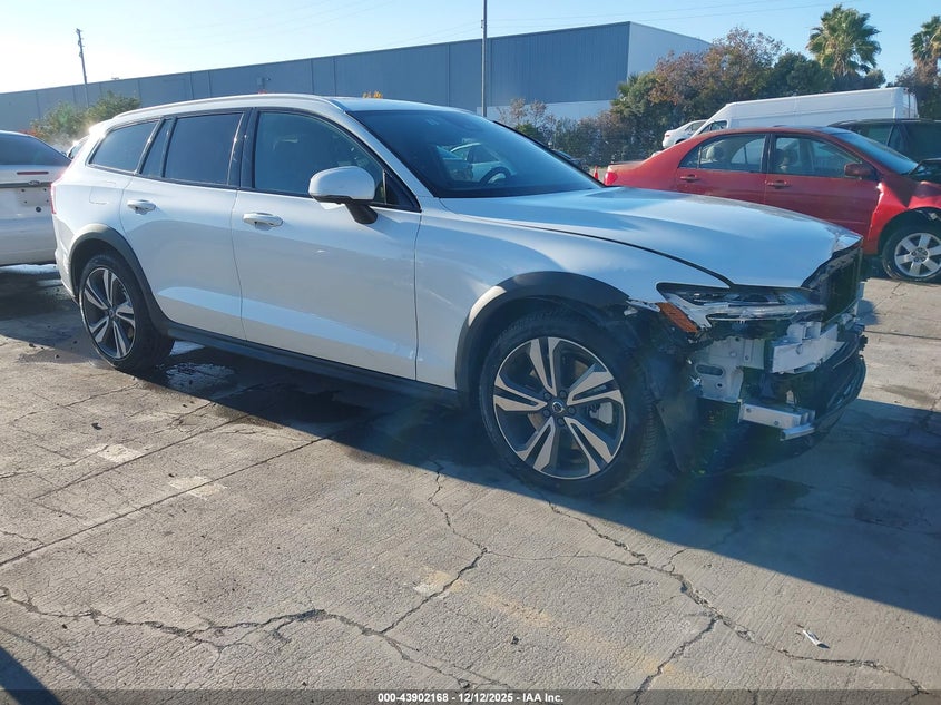 VOLVO V60 CROSS COUNTRY B5 PLUS 2025
