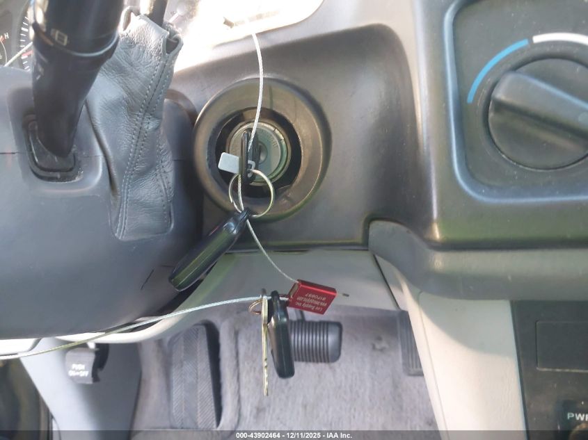 2000 Toyota Sienna Le VIN: 4T3ZF13C6YU223880 Lot: 43902464