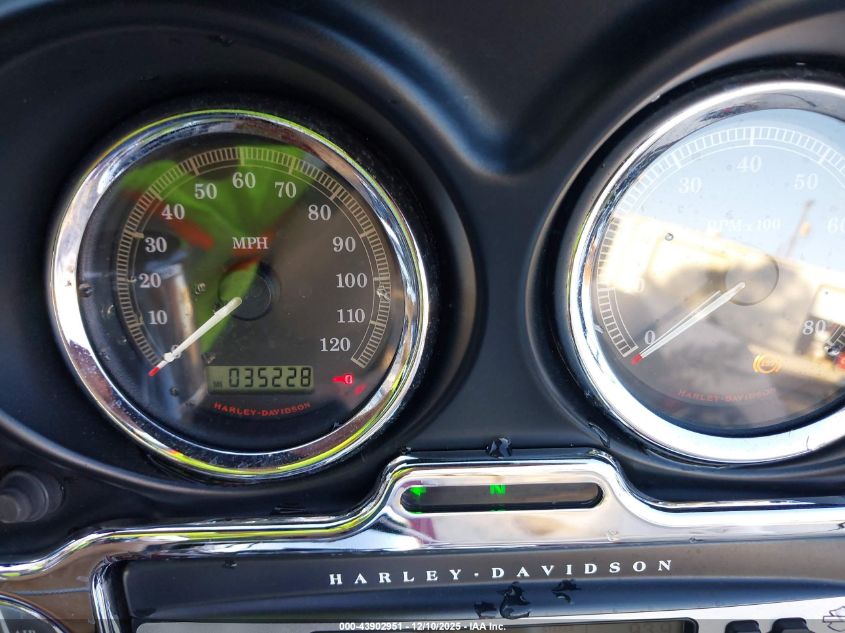 2010 Harley-Davidson Flhtcu VIN: 1HD1FC418AB619019 Lot: 43902951