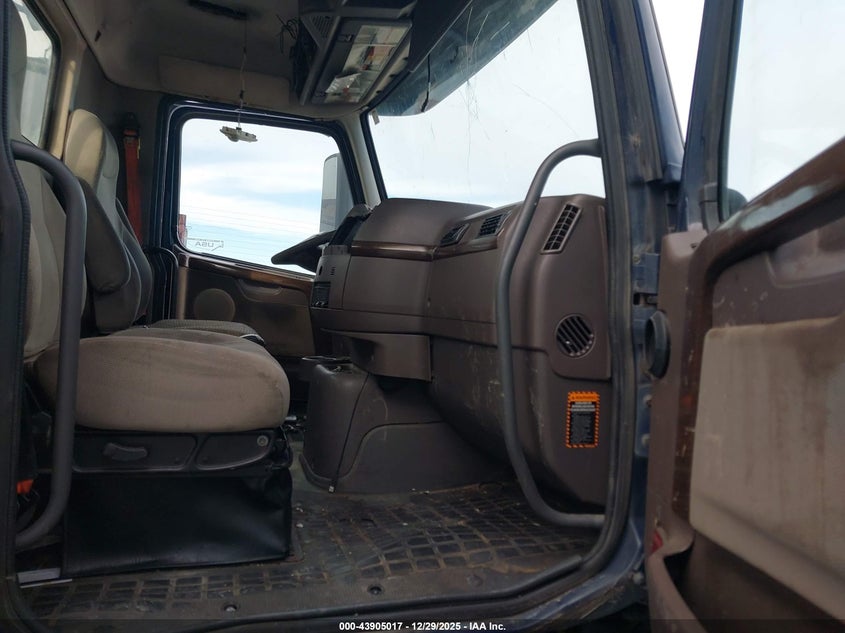 4V4MC9EG7DN146752 2013 Volvo Vn Vnm blue
