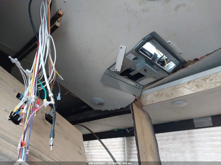 2017 Cherokee Wolf Pup VIN: 4X4TCKT15HK041299 Lot: 43905201