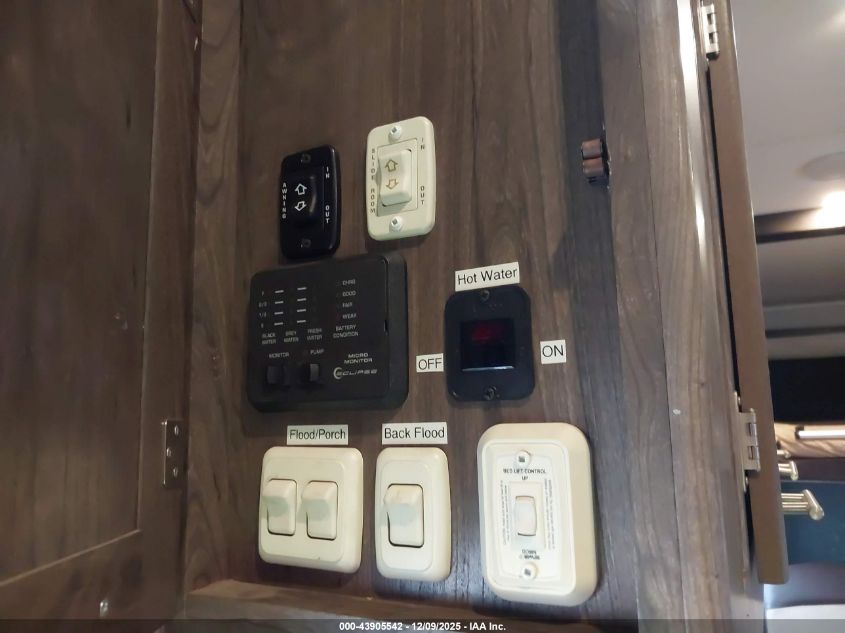 2015 Eclipse Stellar Travel Trailer VIN: 5LZBW2822FR042556 Lot: 43905542