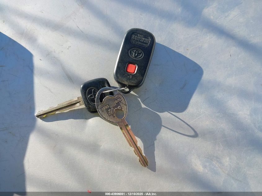 2002 Toyota Camry Le VIN: 4T1BE32K52U100273 Lot: 43906081