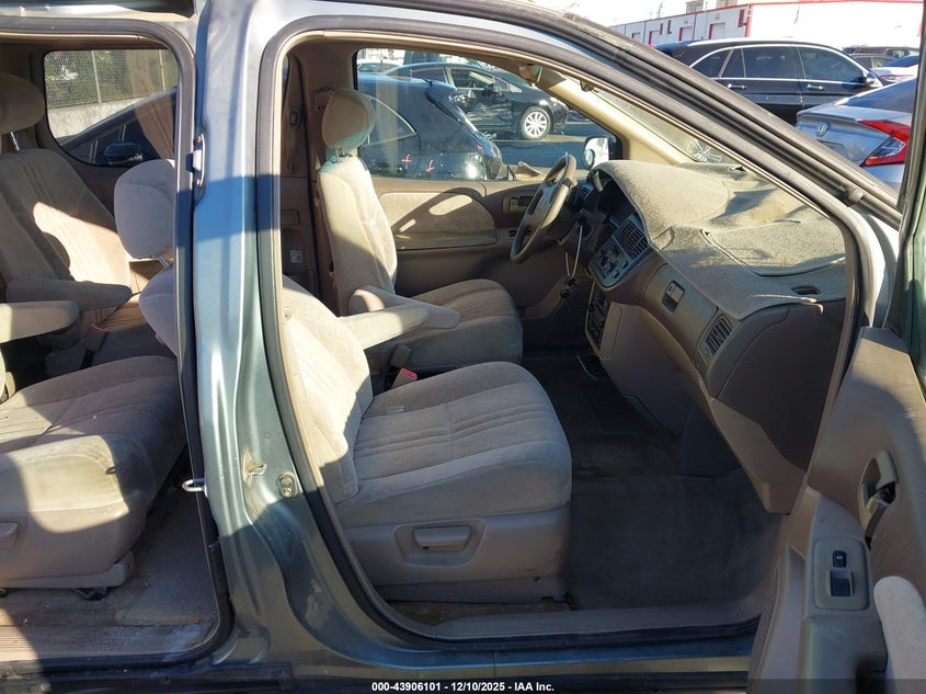 4T3ZF13CXYU273522 2000 TOYOTA SIENNA photo no. 5