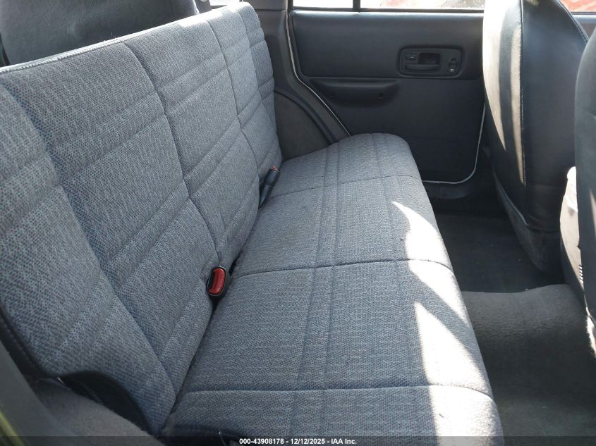 2000 Jeep Cherokee Sport VIN: 1J4FF48S8YL236910 Lot: 43908178