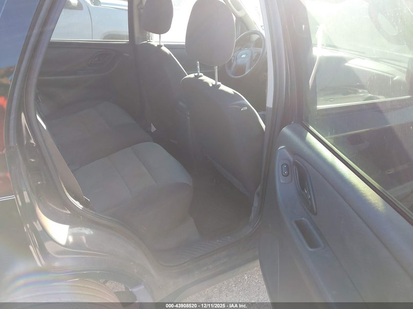 2005 Ford Escape Xls VIN: 1FMCU02Z85KB32654 Lot: 43908520