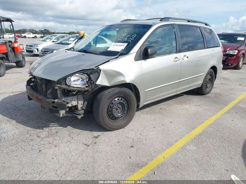 Toyota SIENNA — thumbnail 2
