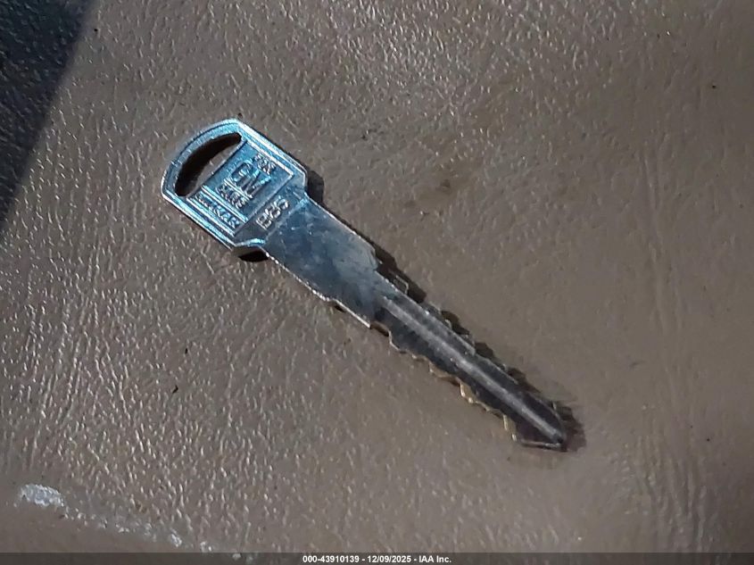 1996 Chevrolet Gmt-400 K2500 VIN: 1GCGK29R3TE257960 Lot: 43910139