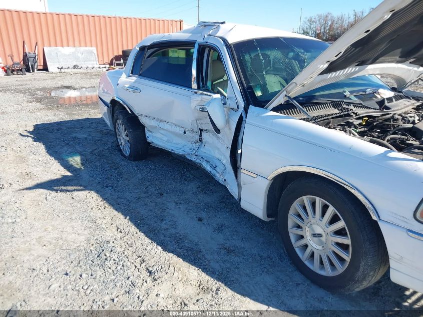 2004 Lincoln Town Car Signature VIN: 1LNHM81W74Y623806 Lot: 43910577