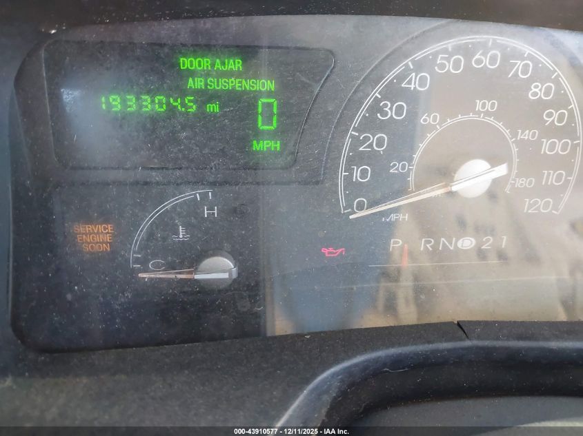 2004 Lincoln Town Car Signature VIN: 1LNHM81W74Y623806 Lot: 43910577