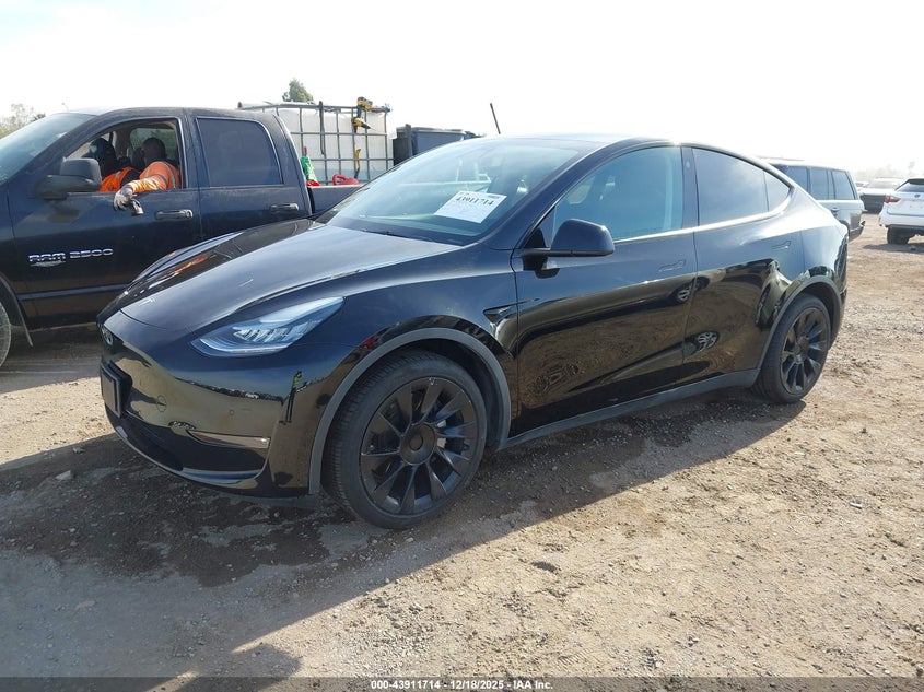 Tesla MODEL Y — thumbnail 2