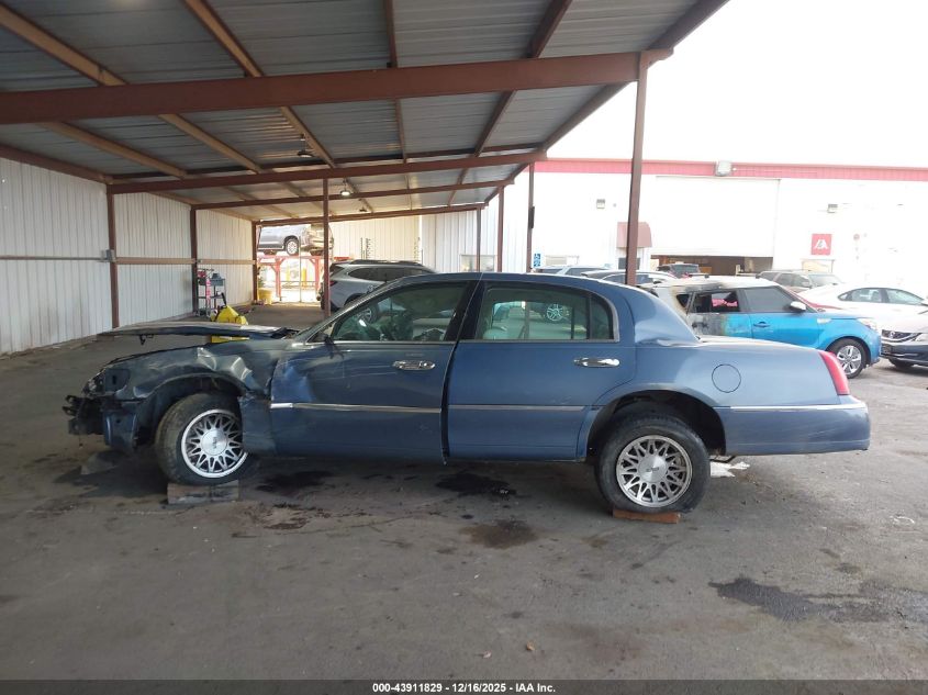 1999 Lincoln Town Car Signature VIN: 1LNHM82W2XY686248 Lot: 43911829