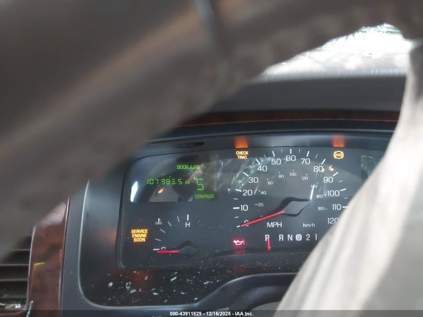 1999 Lincoln Town Car Signature VIN: 1LNHM82W2XY686248 Lot: 43911829