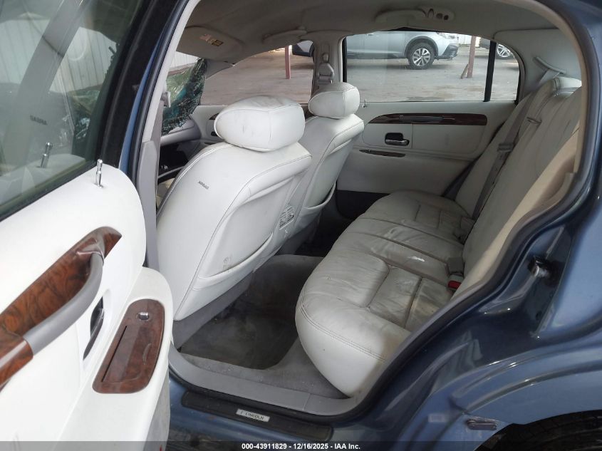 1999 Lincoln Town Car Signature VIN: 1LNHM82W2XY686248 Lot: 43911829