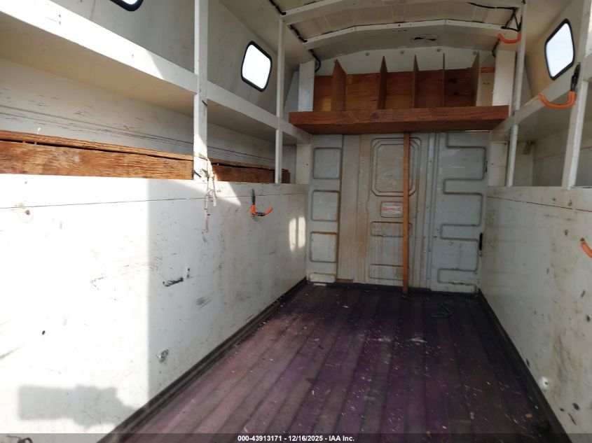 2017 Chevrolet Express Cutaway Work Van VIN: 1GB0GRFF6H1337083 Lot: 43913171