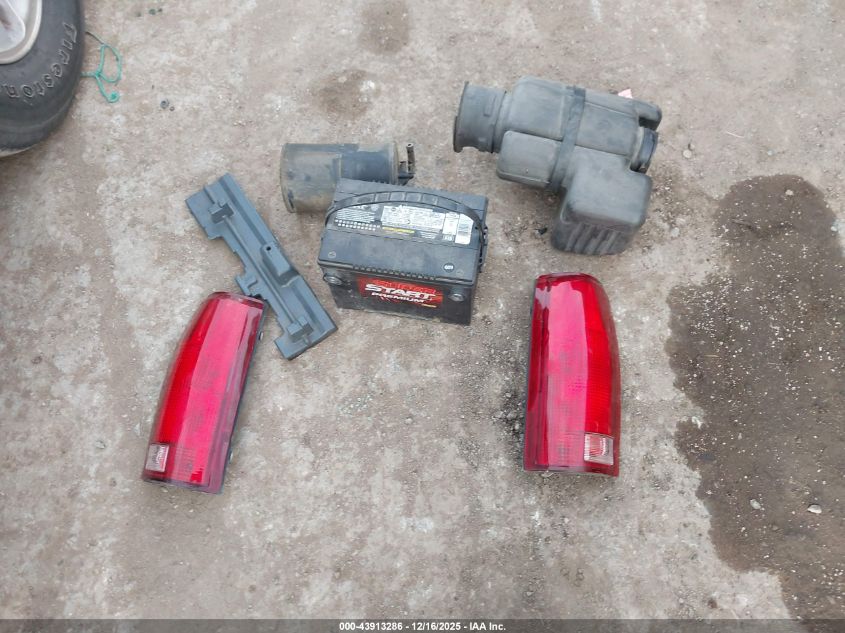 1995 Chevrolet Gmt-400 C2500 VIN: 1GCFC24K2SZ215502 Lot: 43913286