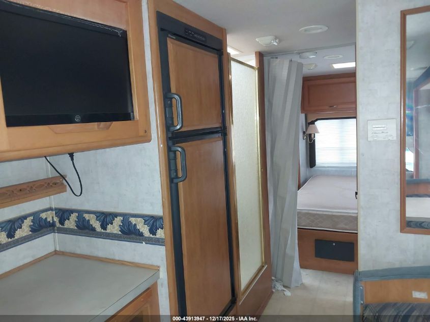 2005 Ford E-450 Cutaway VIN: 1FDXE45S25HA59489 Lot: 43913947