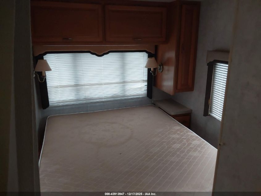 2005 Ford E-450 Cutaway VIN: 1FDXE45S25HA59489 Lot: 43913947