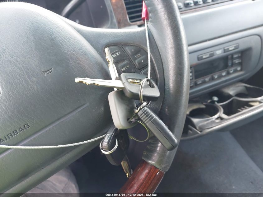 2001 Lincoln Town Car Signature VIN: 1LNHM82W71Y640373 Lot: 43914701