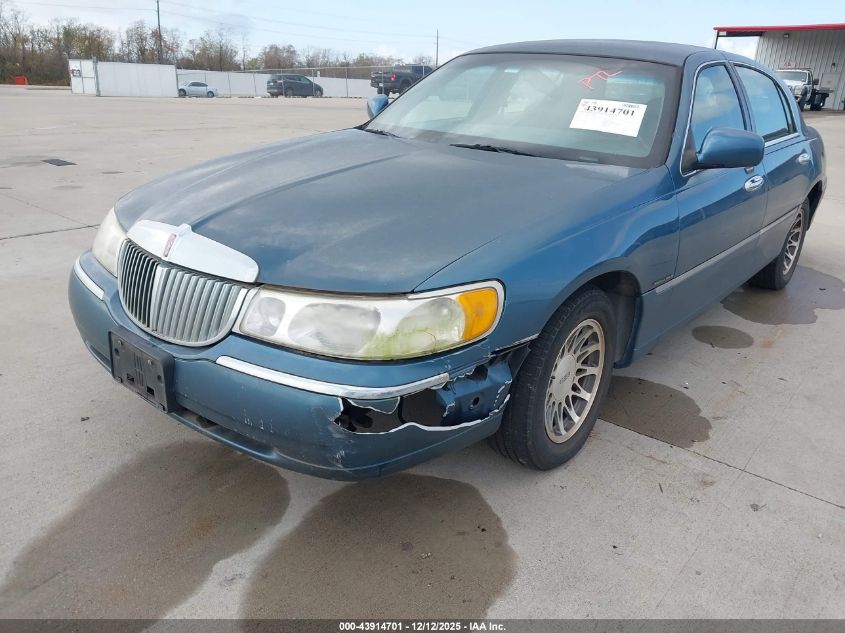 2001 Lincoln Town Car Signature VIN: 1LNHM82W71Y640373 Lot: 43914701