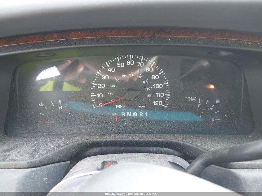 2001 Lincoln Town Car Signature VIN: 1LNHM82W71Y640373 Lot: 43914701