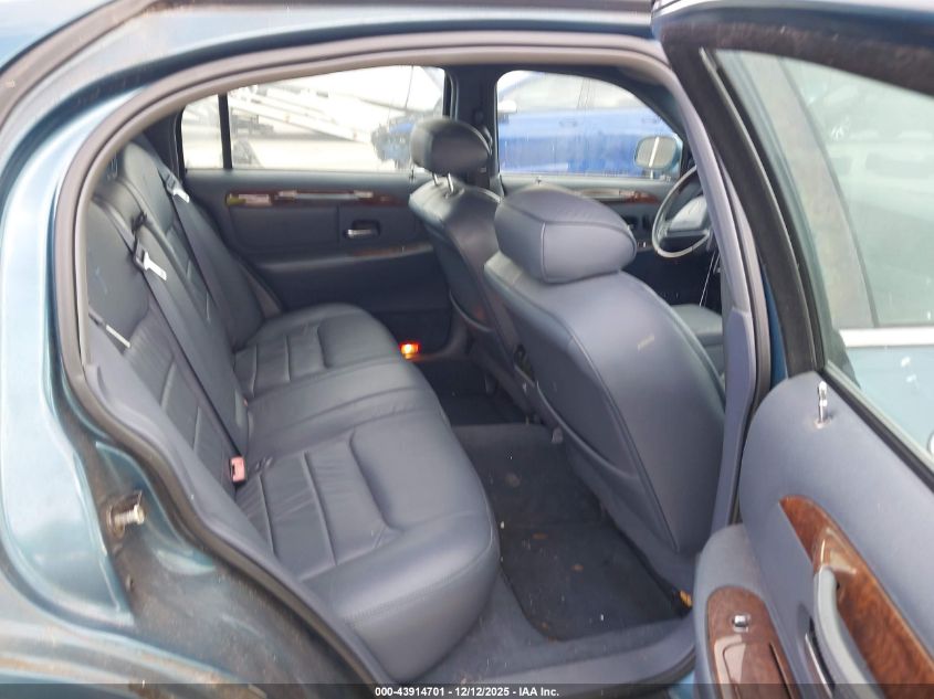 2001 Lincoln Town Car Signature VIN: 1LNHM82W71Y640373 Lot: 43914701