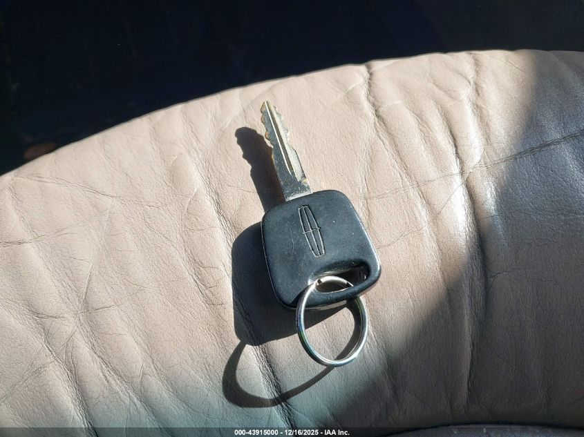 1998 Lincoln Continental VIN: 1LNFM97V2WY738067 Lot: 43915000