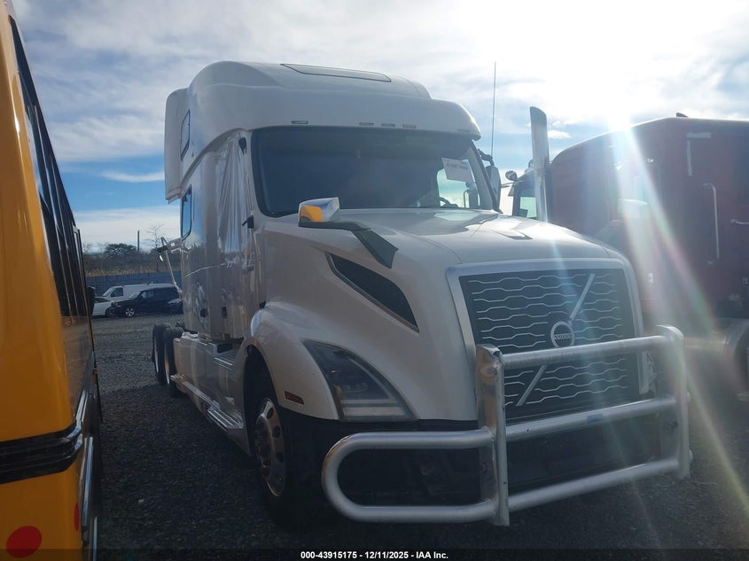 VOLVO VNL 2021. Lot# 43915175. VIN 4V4NC9EH3MN266299. Photo 1