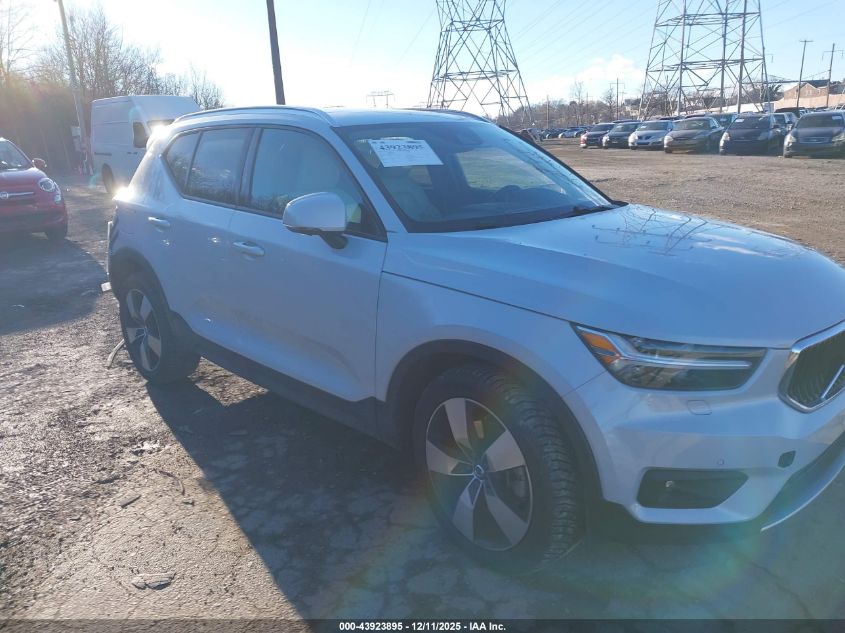 VOLVO XC40 T5 MOMENTUM