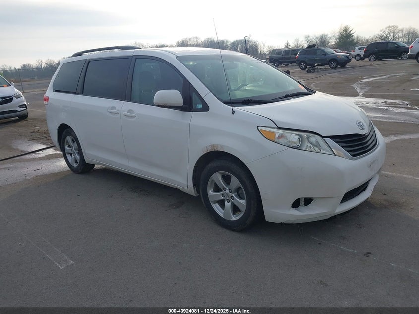 2013 Toyota Sienna Le V6 8 Passenger