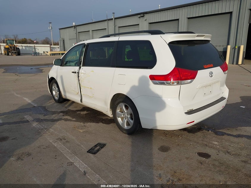 2013 Toyota Sienna Le V6 8 Passenger