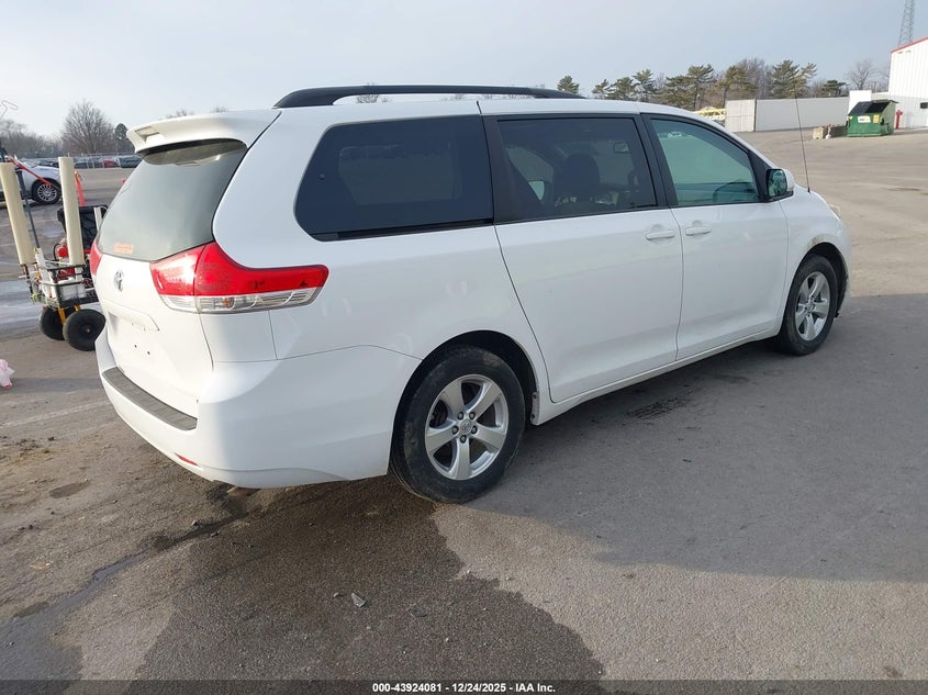 2013 Toyota Sienna Le V6 8 Passenger