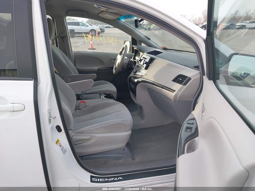 2013 Toyota Sienna Le V6 8 Passenger