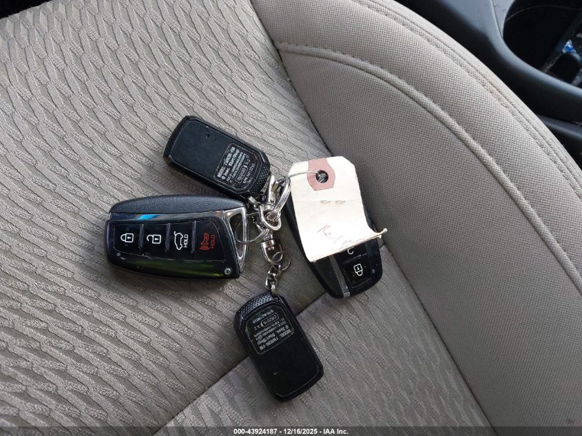 2017 Hyundai Santa Fe Sport 2.4L VIN: 5NMZUDLB0HH051803 Lot: 43924187