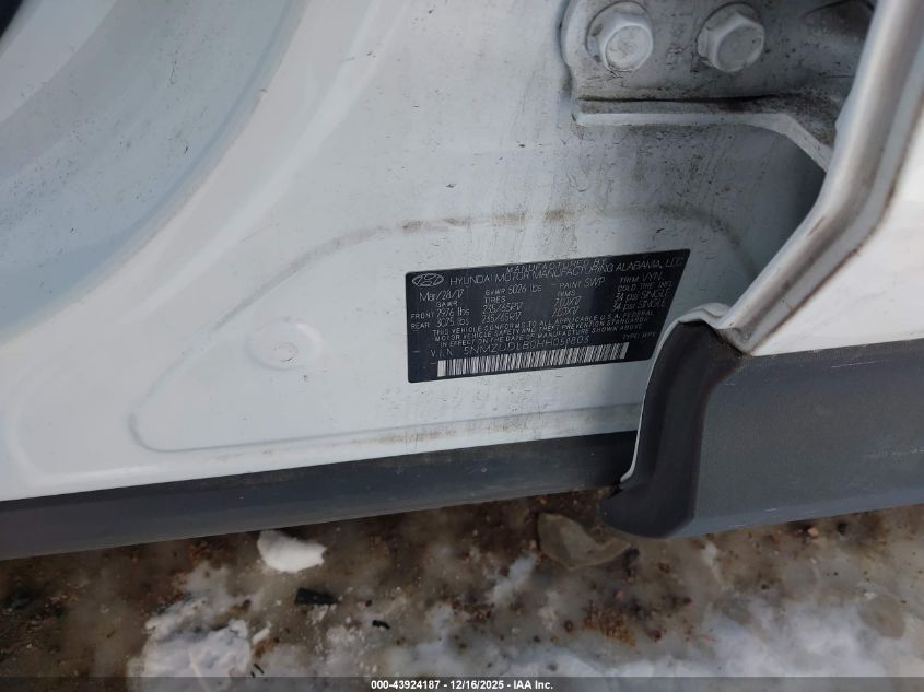 2017 Hyundai Santa Fe Sport 2.4L VIN: 5NMZUDLB0HH051803 Lot: 43924187