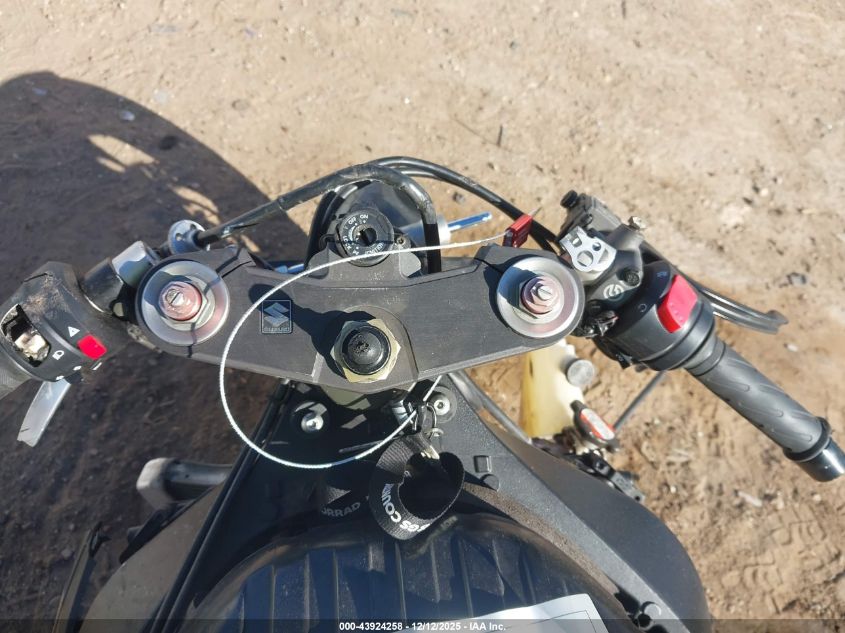 2006 Suzuki Gsx-R1000 VIN: JS1GT76AX62112746 Lot: 43924258