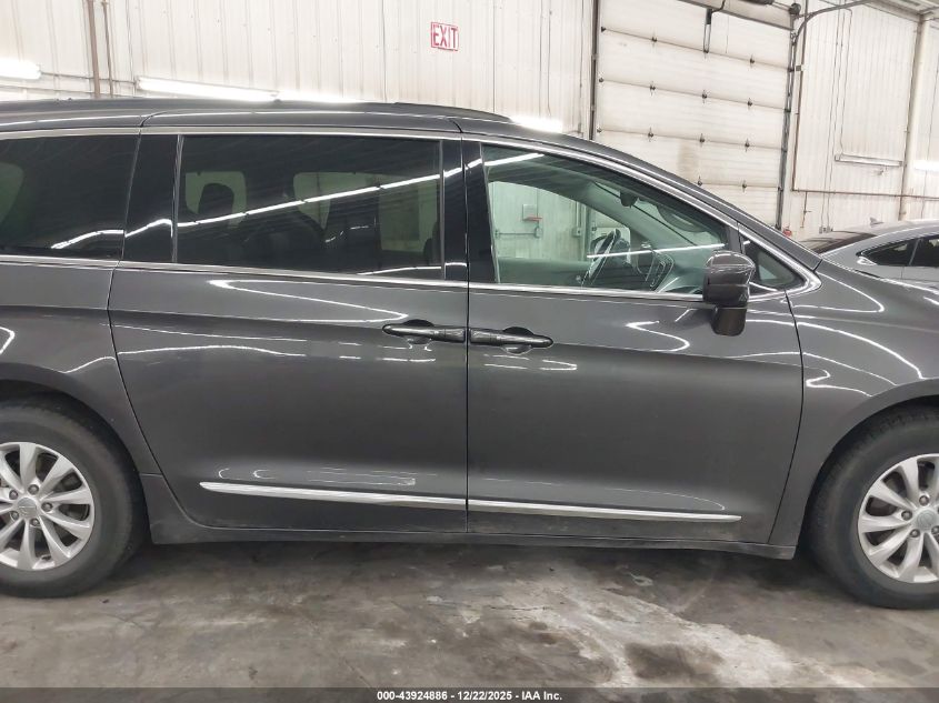 2017 Chrysler Pacifica Touring-L VIN: 2C4RC1BG4HR538118 Lot: 43924886