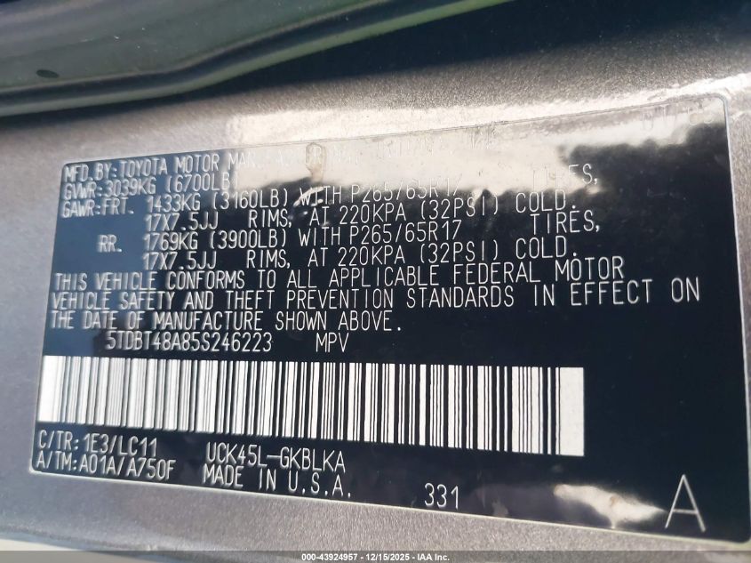 2005 Toyota Sequoia Limited V8 VIN: 5TDBT48A85S246223 Lot: 43924957