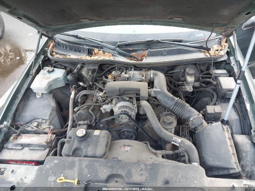 2001 Lincoln Town Car Signature VIN: 1LNHM82WX1Y668863 Lot: 43925704