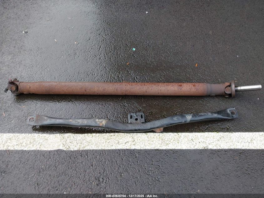 2001 Lincoln Town Car Signature VIN: 1LNHM82WX1Y668863 Lot: 43925704