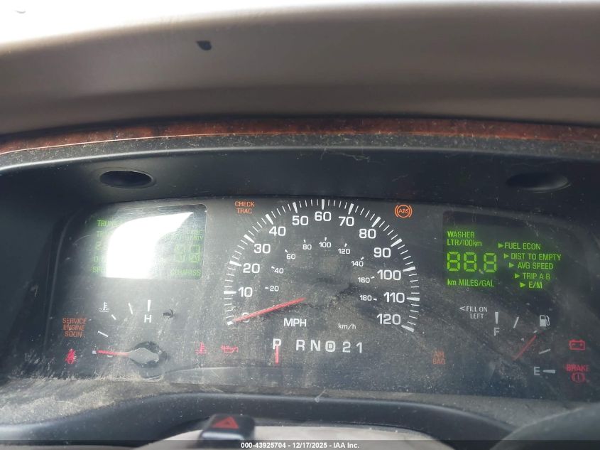 2001 Lincoln Town Car Signature VIN: 1LNHM82WX1Y668863 Lot: 43925704