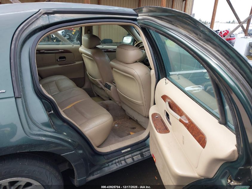 2001 Lincoln Town Car Signature VIN: 1LNHM82WX1Y668863 Lot: 43925704