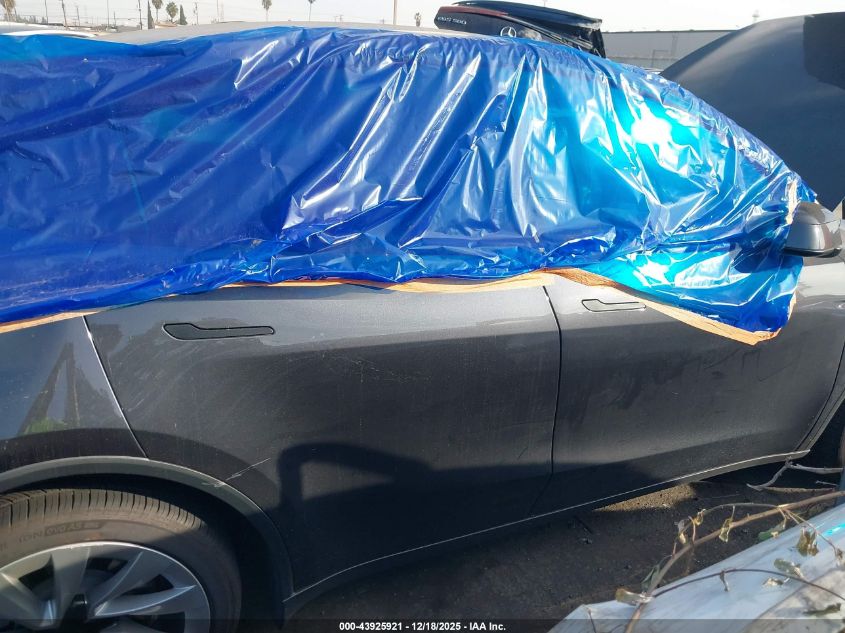 2026 Tesla Model Y Long Range Dual Motor All-Wheel Drive VIN: 7SAYGDED1TF383053 Lot: 43925921