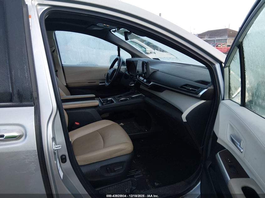 2021 Toyota Sienna Xle