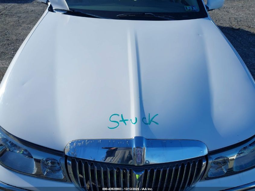 2001 Lincoln Town Car Executive VIN: 1LNHM81W31Y630425 Lot: 43925983