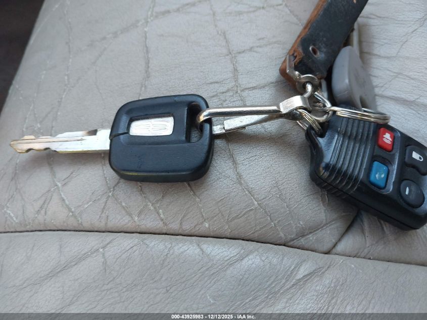 2001 Lincoln Town Car Executive VIN: 1LNHM81W31Y630425 Lot: 43925983