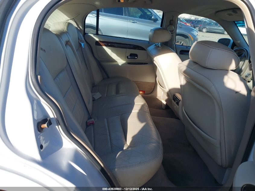 2001 Lincoln Town Car Executive VIN: 1LNHM81W31Y630425 Lot: 43925983