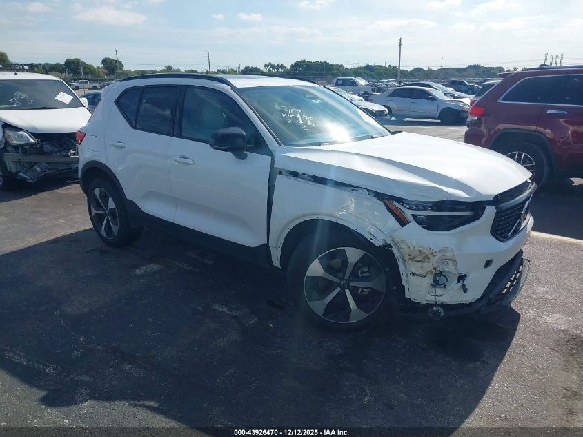 VOLVO XC40 B5 PLUS DARK THEME